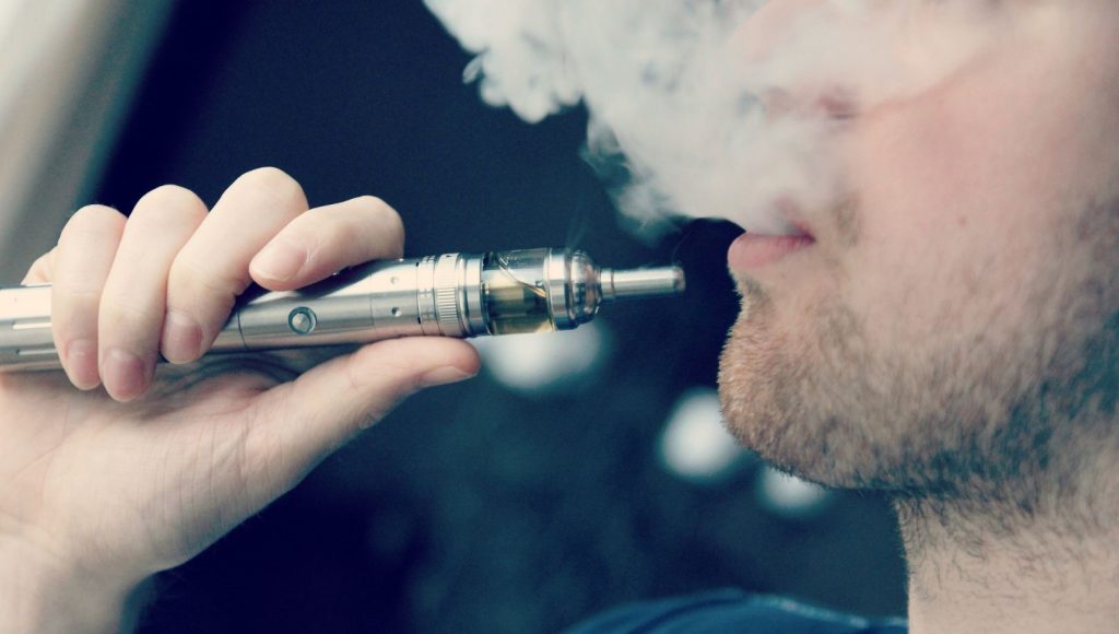 စE-Cigarette,Vapeနဲ့Shisha စတဲ့ ဆေးလိပ်အစားထိုး ပစ္စည်းတွေက တစ်ကယ် အန္တရယ်ကင်းရဲ့လား?